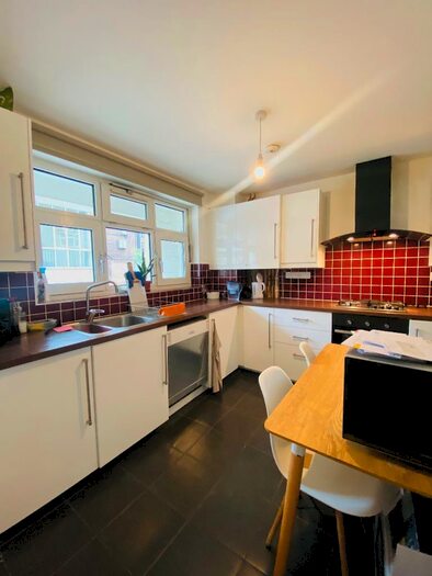 3 Bedroom Maisonette To Rent In Chamberlain House, Cable Street, Shadwell, Whitechapel, London, E1