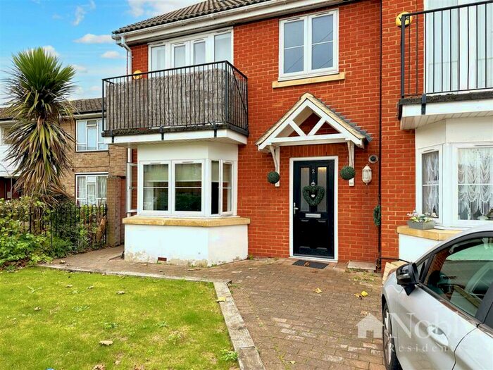 2 Bedroom Flat To Rent In Cherry Tree Close, Rainham, RM13