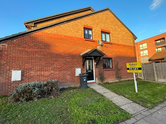2 Bedroom Ground Maisonette To Rent In New North Road, Ilford, London, IG6