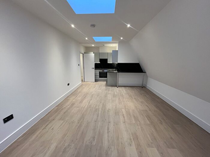 2 Bedroom Flat To Rent In Alberon Gardens, London, NW11