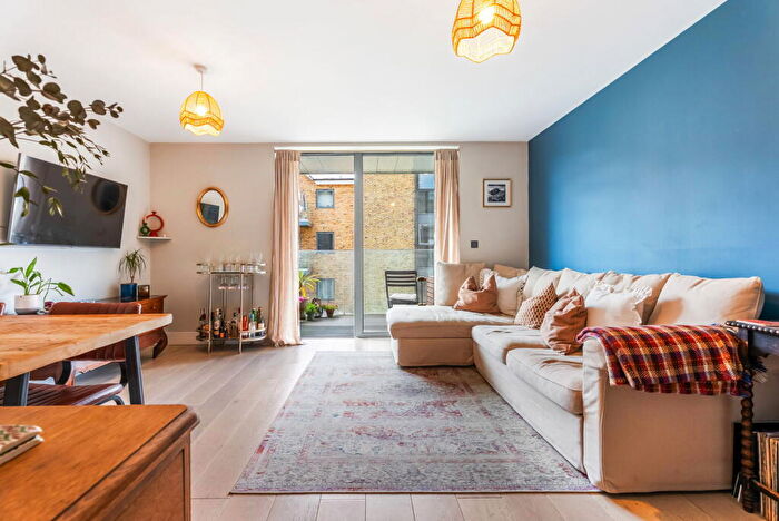 1 Bedroom Apartment For Sale In Antoinette Close, Kingston Upon Thames, KT1