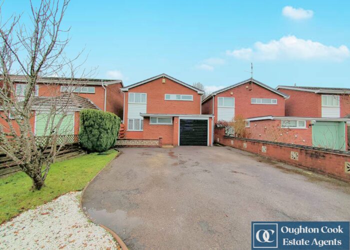 3 Bedroom Detached House For Sale In Claremont Close, Bulkington, Bedworth, CV12