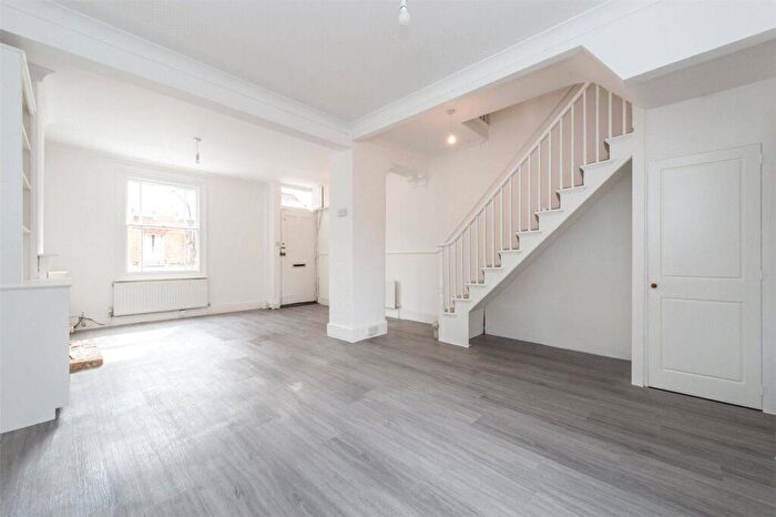 2 Bedroom Flat To Rent In Morrison Road, Shaftesbury Estate, London, SW11