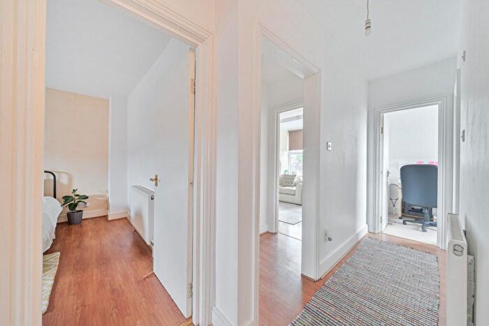 2 Bedroom Flat For Sale In Enmore Road, South Norwood, London, SE25