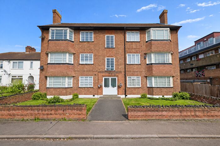 2 Bedroom Flat To Rent In Marlborough Gardens, London, N20