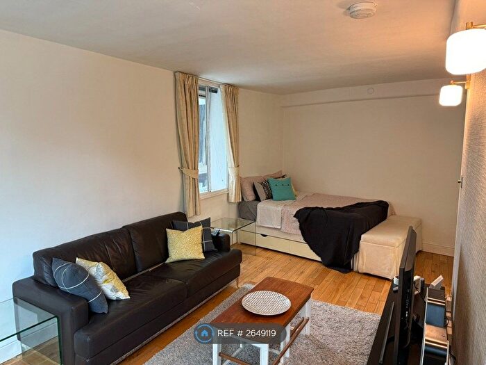 Studio To Rent In Avondale Square, London, SE1