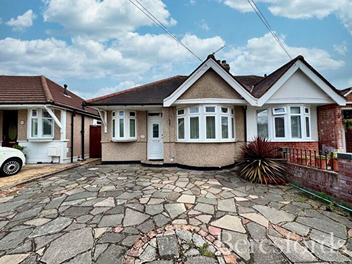 2 Bedroom Bungalow For Sale In Chiltern Gardens, Hornchurch, RM12