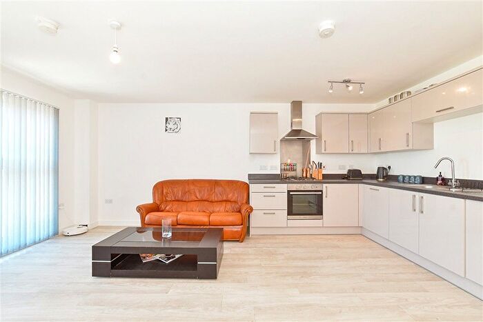 2 Bedroom Flat For Sale In Longacres Way, Chichester, West Sussex, PO20