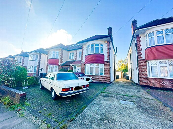 4 Bedroom Semi-Detached House To Rent In Westpole Avneue, Cockfosters, EN4