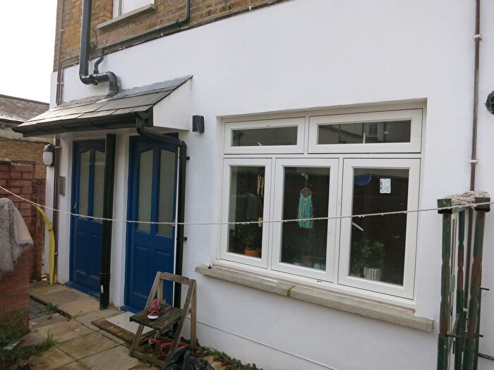 2 Bedroom Flat To Rent In Ewell Road, Surbiton, KT6