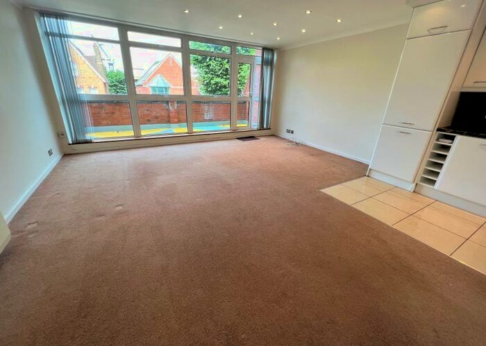 2 Bedroom Flat To Rent In Holden Avenue, North Finchley, N12