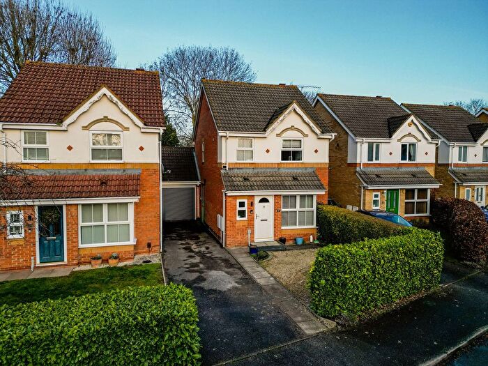 3 Bedroom Link Detached House For Sale In Phipps Close, Aylesbury, HP20