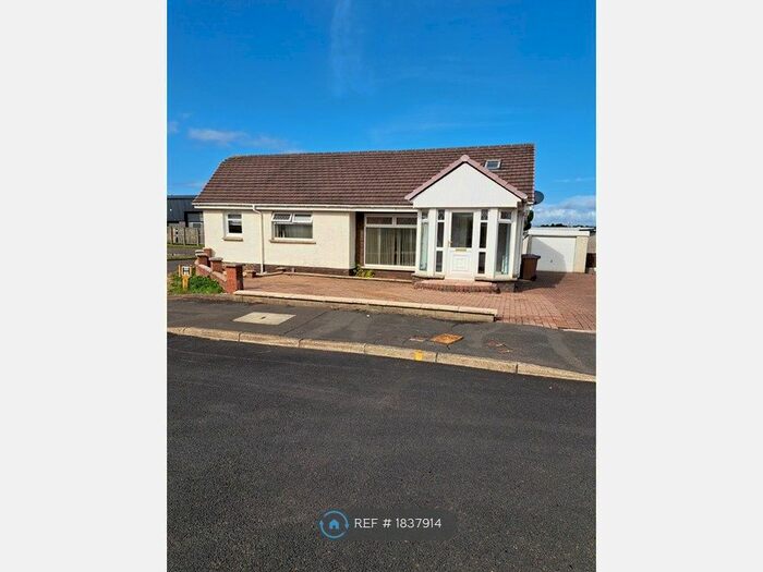4 Bedroom Bungalow To Rent In Carson Drive, Irvine, KA12