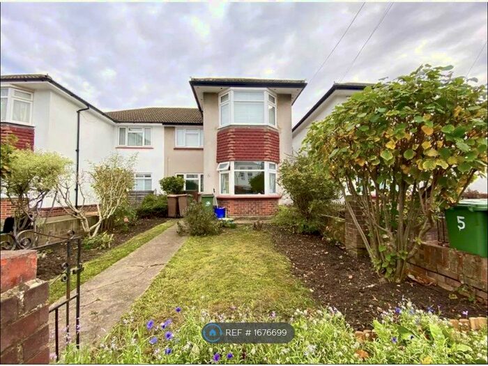 2 Bedroom Flat To Rent In St. Philips Avenue, Worcester Park, KT4