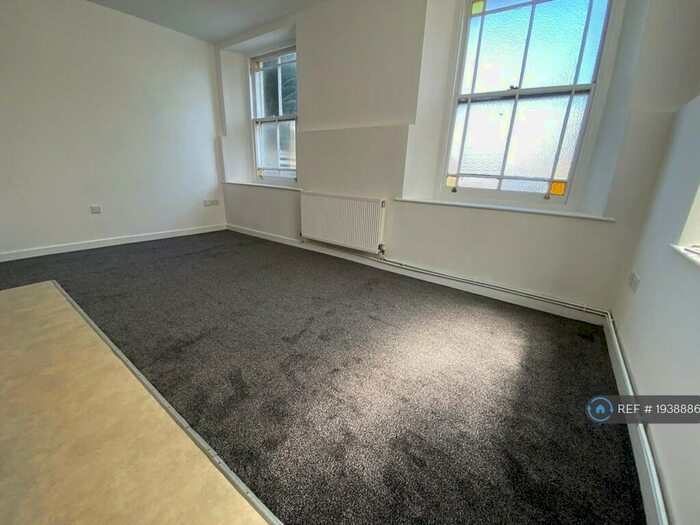 2 Bedroom Flat To Rent In Dimond Street, Pembroke Dock, SA72