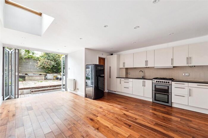 2 Bedroom Apartment To Rent In Bramfield Road, SW11