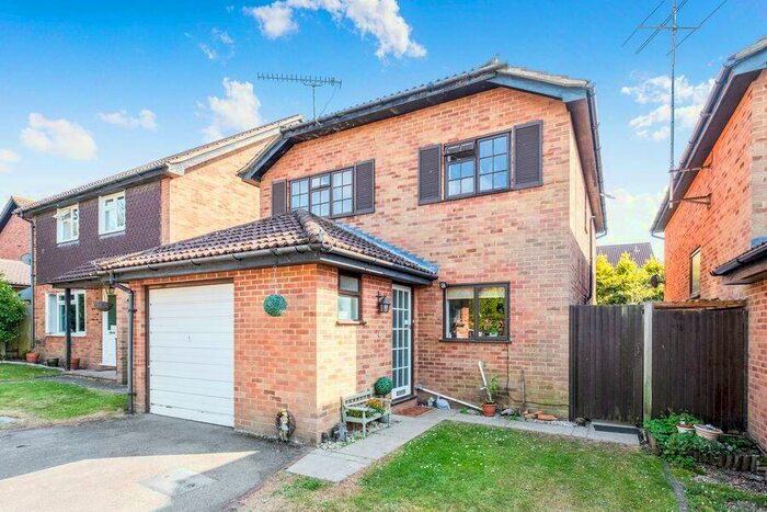 4 Bedroom Detached House To Rent In Clover Lane, GU46