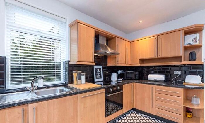 3 Bedroom Flat To Rent In Bickley Street, London, SW17
