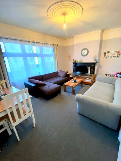 2 Bedroom Flat To Rent In Ballards Lane, North Finchley, N12