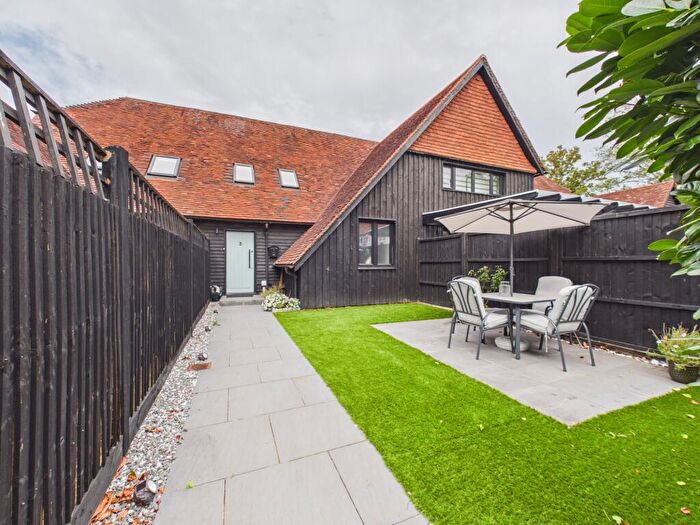 3 Bedroom Barn Conversion For Sale In Old Barn Old Grange Close, Calcot, Reading, RG31