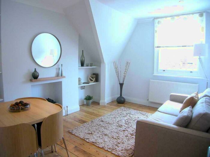 2 Bedroom Flat To Rent In Romola Road, Brockwell Park, SE24