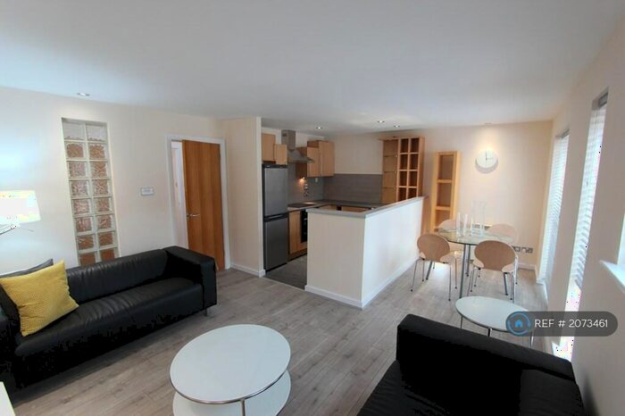 2 Bedroom Flat To Rent In Stretford Road, Manchester, M15