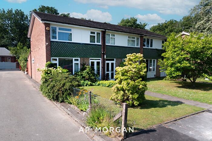 3 Bedroom End Of Terrace House For Sale In Walsgrave Drive, Solihull, West Midlands, B92