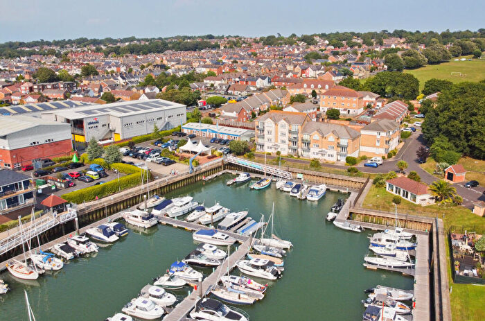 2 Bedroom Flat To Rent In East Cowes, Isle Of Wight, PO32