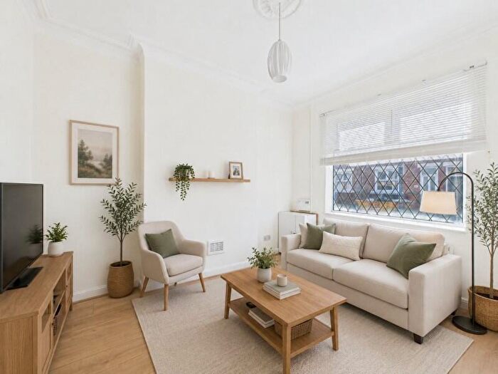 2 Bedroom End Of Terrace House To Rent In Barrington Street :: Clayton, M11