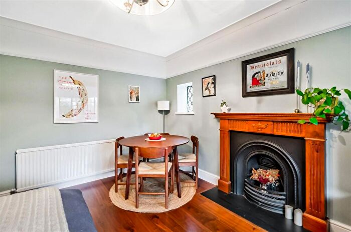 2 Bedroom Flat For Sale In Forest Court, Snaresbrook, E11