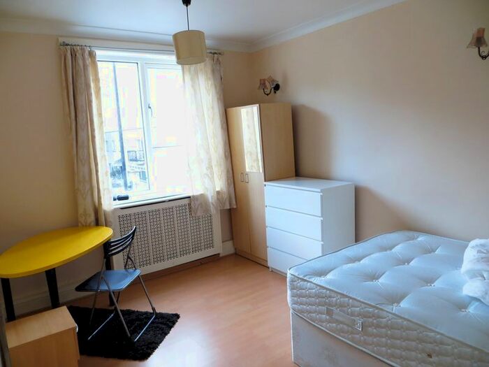 3 Bedroom Flat To Rent In Harford Street, London, E1