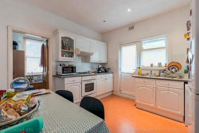 2 Bedroom Maisonette To Rent In Caldecot Road, Camberwell, London, SE5