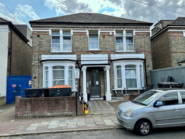 2 Bedroom Flat To Rent In Longley Road, London, SW17