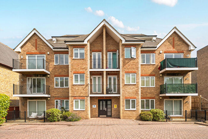 2 Bedroom Flat For Sale In Albemarle Road, Beckenham, Kent, BR3