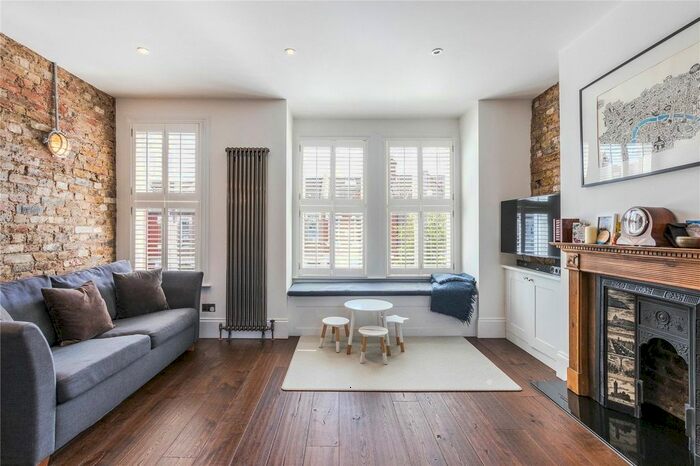 3 Bedroom Flat To Rent In Credenhill Street, London, SW16