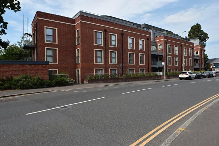 2 Bedroom Apartment For Sale In Queens Road, Weybridge, KT13