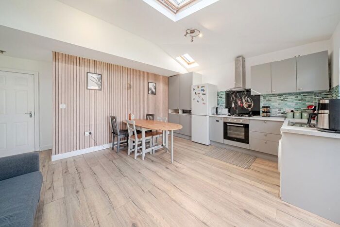 3 Bedroom Flat For Sale In Angles Road, Streatham, London, SW16