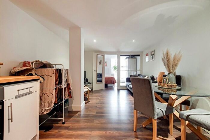 1 Bedroom Flat To Rent In North End Road, London, SW6