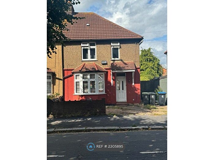 3 Bedroom Semi-Detached House To Rent In Monkswood Avenue, Waltham Abbey, EN9