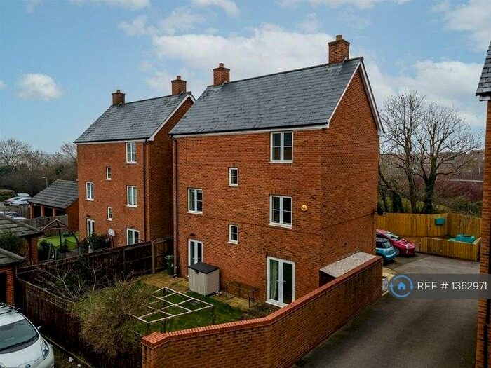 5 Bedroom Detached House To Rent In Lemmon Walk, Milton Keynes, MK4