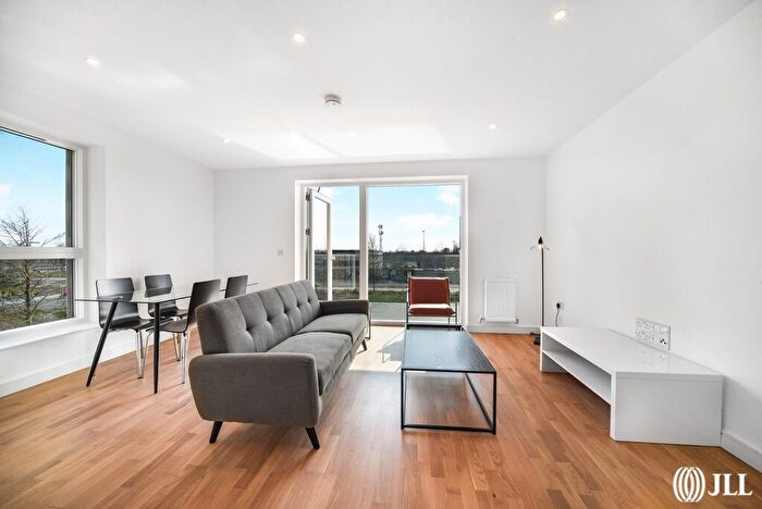 2 Bedroom Flat To Rent In Cedrus Avenue, Southall, UB1