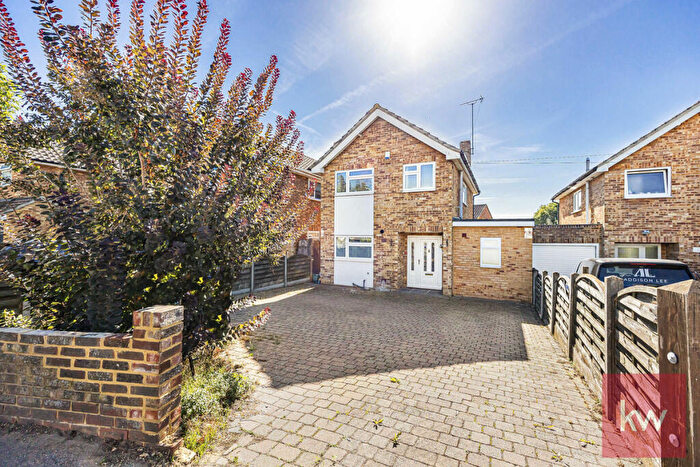 3 Bedroom Link Detached House For Sale In Stomp Road, Burnham, SL1