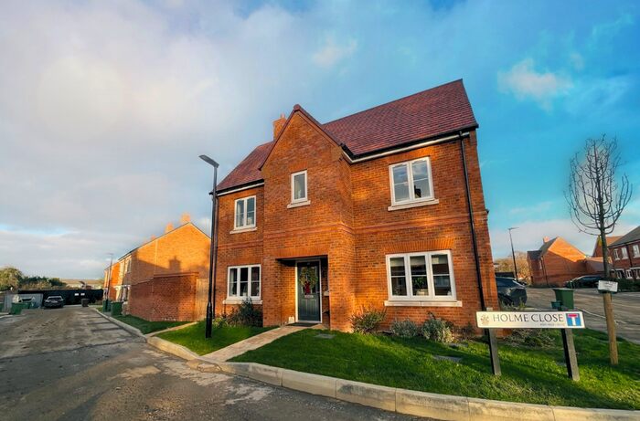 3 Bedroom Property To Rent In Holme Close, Ash, Aldershot, GU12