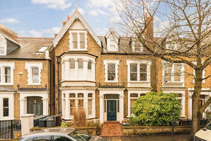 1 Bedroom Flat For Sale In Walpole Gardens, Chiswick, W4