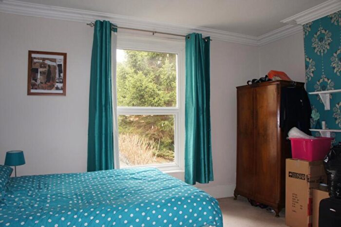 1 Bedroom Flat To Rent In Grovehill Road, Redhill, RH1