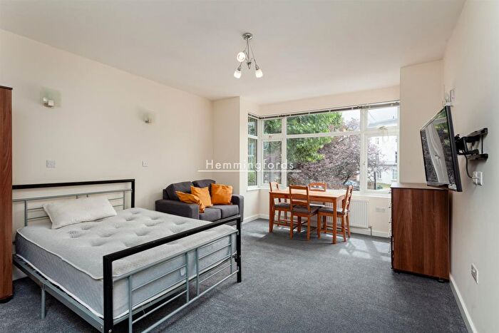 3 Bedroom Flat To Rent In Caledonian Road, London, N7