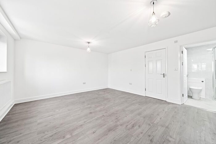 Studio To Rent In Cannon Street Road, London, E1