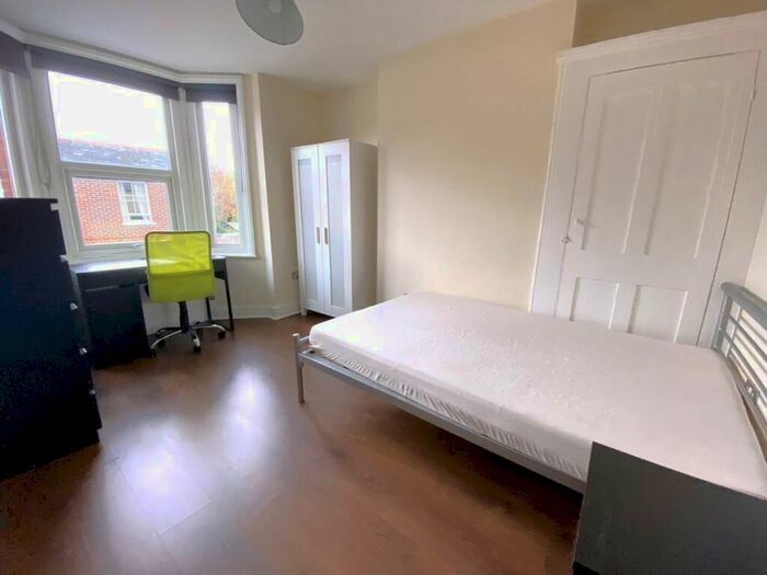 5 Bedroom Semi-Detached House To Rent In Bed Student House - Guildford Road, CT1