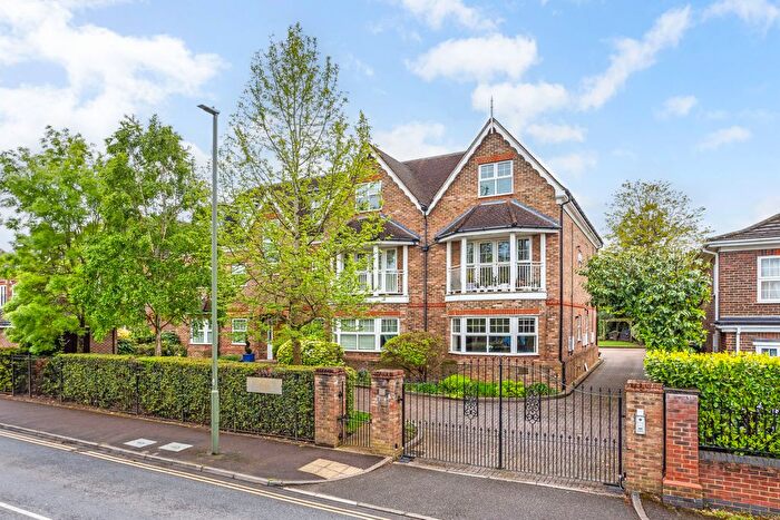 2 Bedroom Flat To Rent In Queensborough House North, Oatlands Chase, Weybridge, KT13