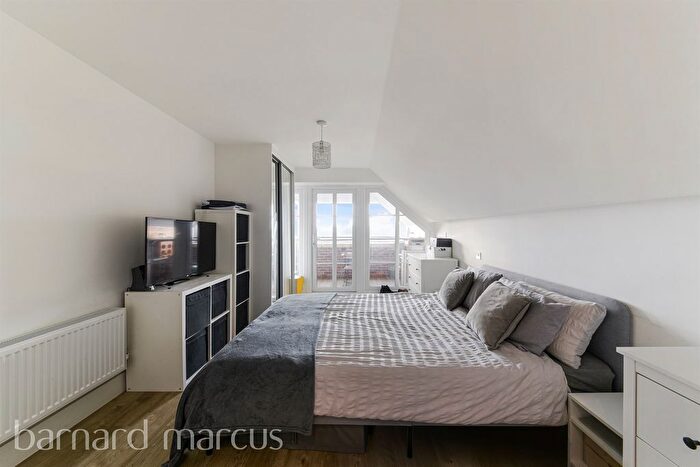 2 Bedroom Flat For Sale In Dover Road, Tadworth, KT20